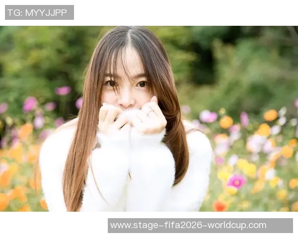 足球宝贝户外写真展现青春活力与自然风光的完美结合